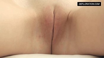 Сексуальная девушка мастурбирует писю страпоном и облизывает пенис бойфренда